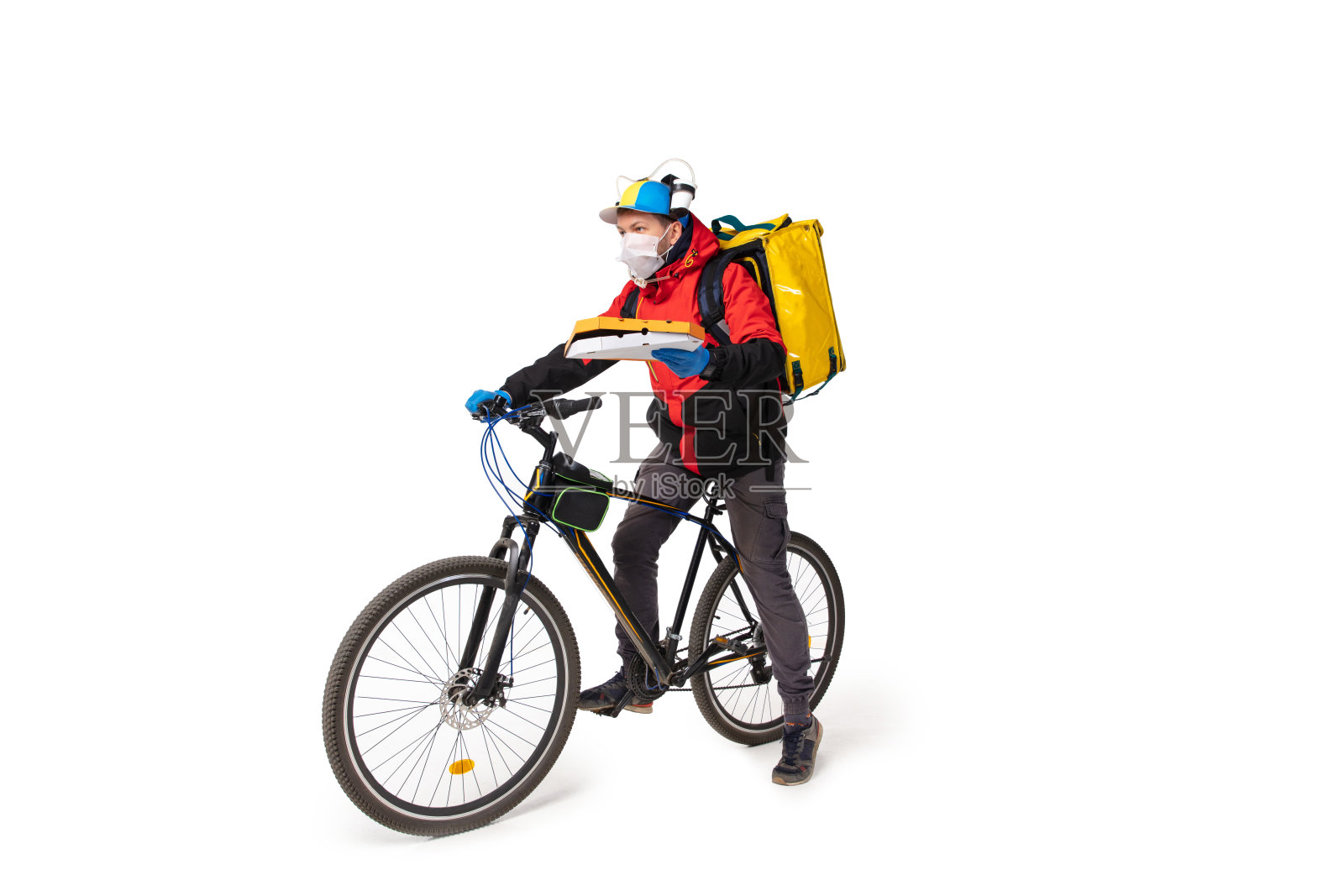 太多的订单。隔离期间的非接触交付服务。在隔离期间,男子戴着手套和口罩运送食品和购物袋。照片摄影图片