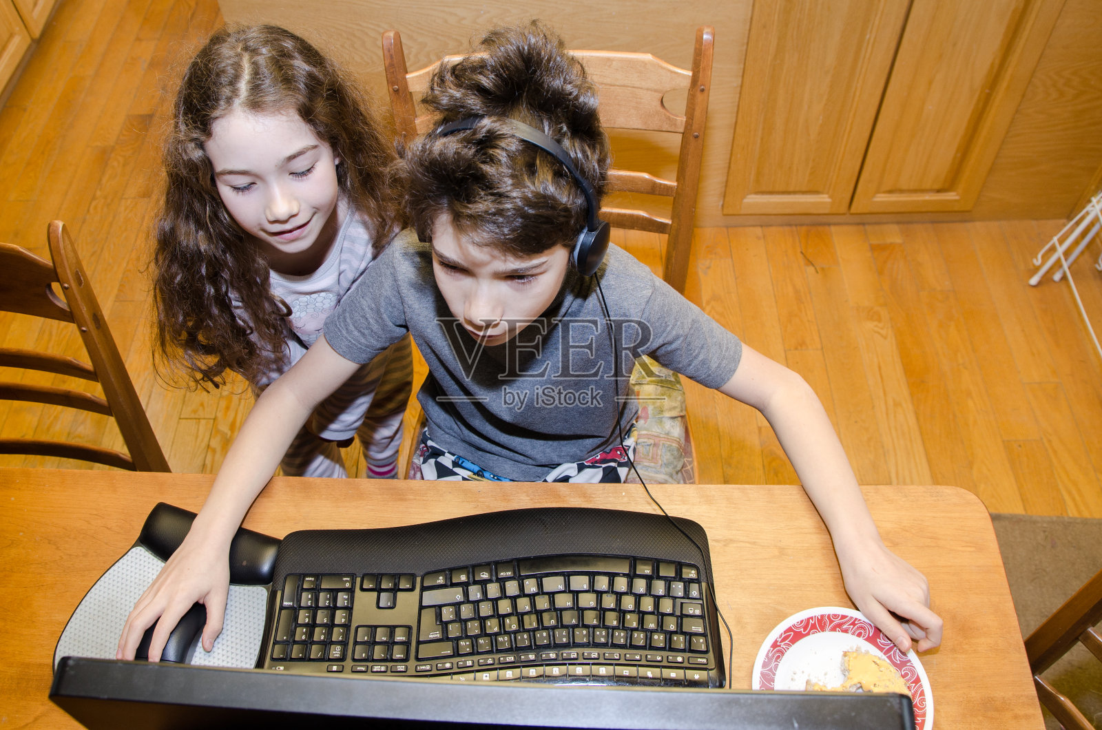 男孩和女孩在学校召开视频会议照片摄影图片