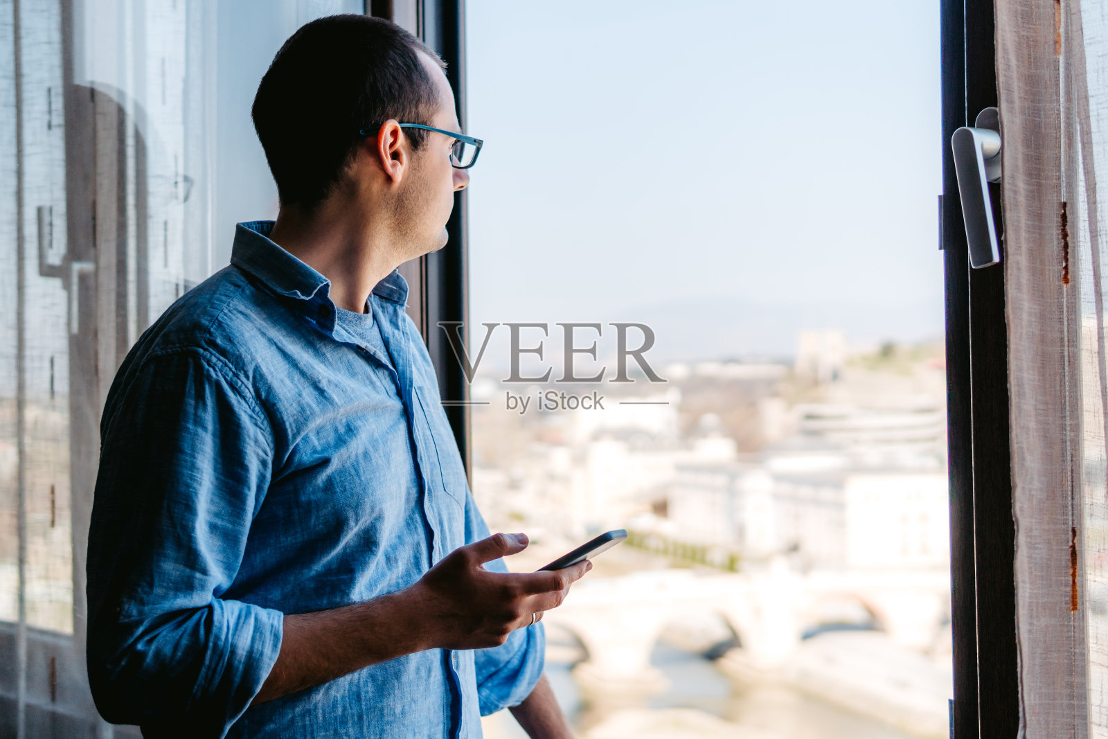 聊天看城市景观照片摄影图片