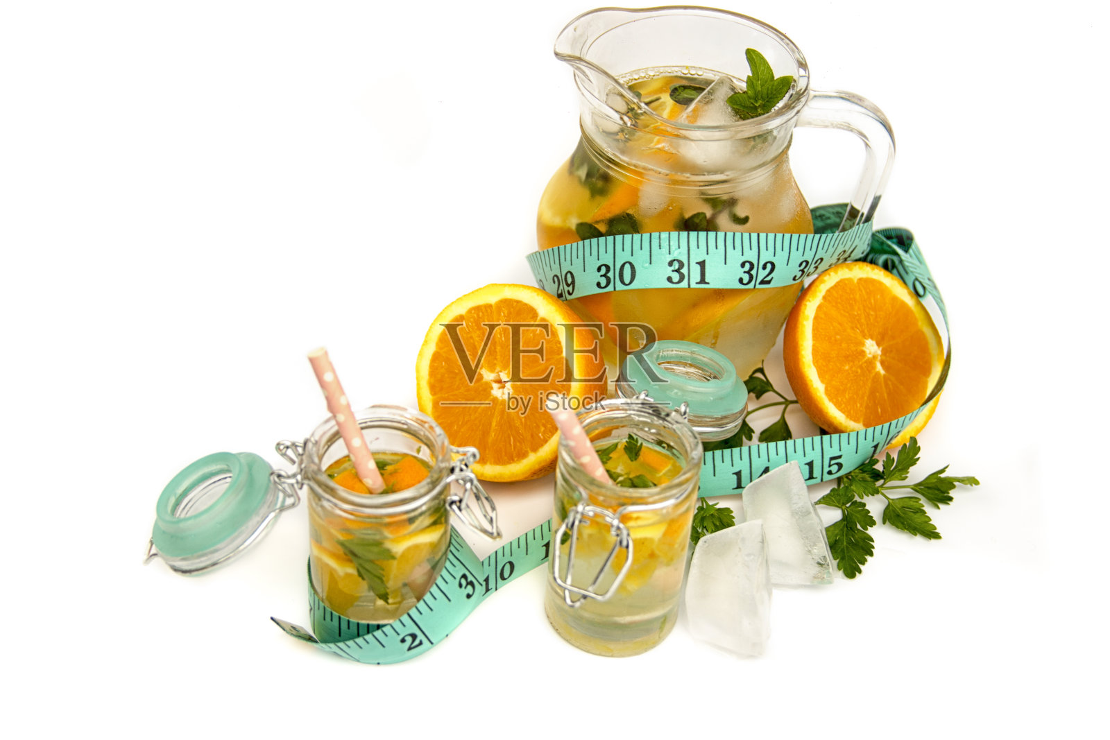 橙汁和柠檬汁在水罐和玻璃杯孤立的白色照片摄影图片
