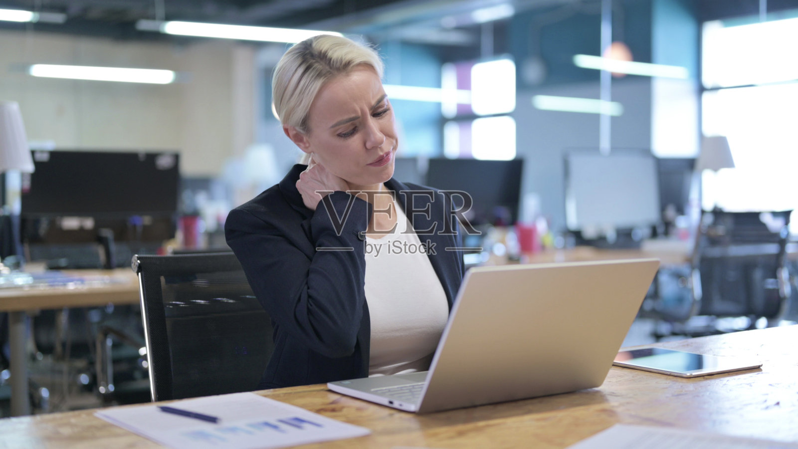 疲惫的女商人颈部疼痛的工作照片摄影图片