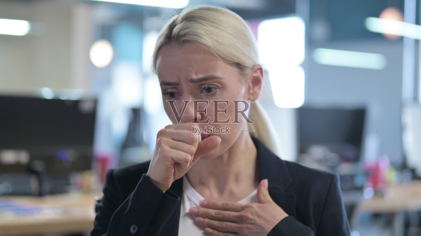工作中咳嗽的女商人照片摄影图片