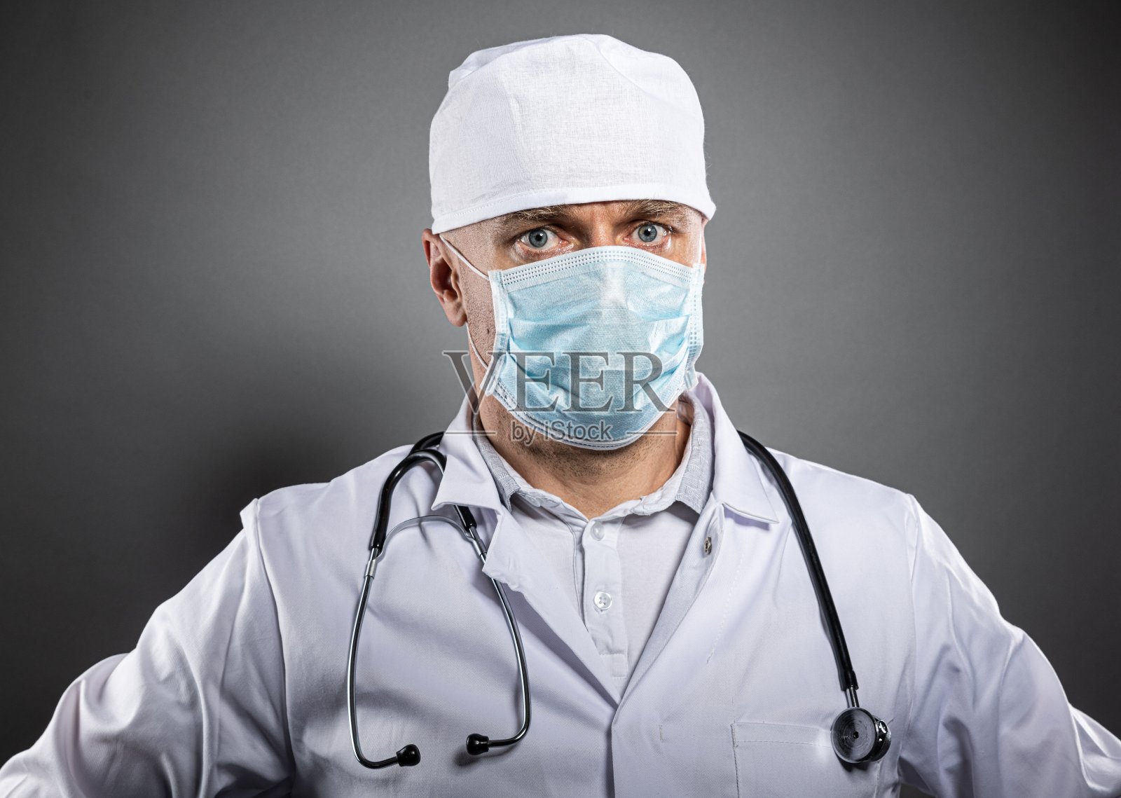 摄影棚拍摄的医生在医疗防护口罩照片摄影图片