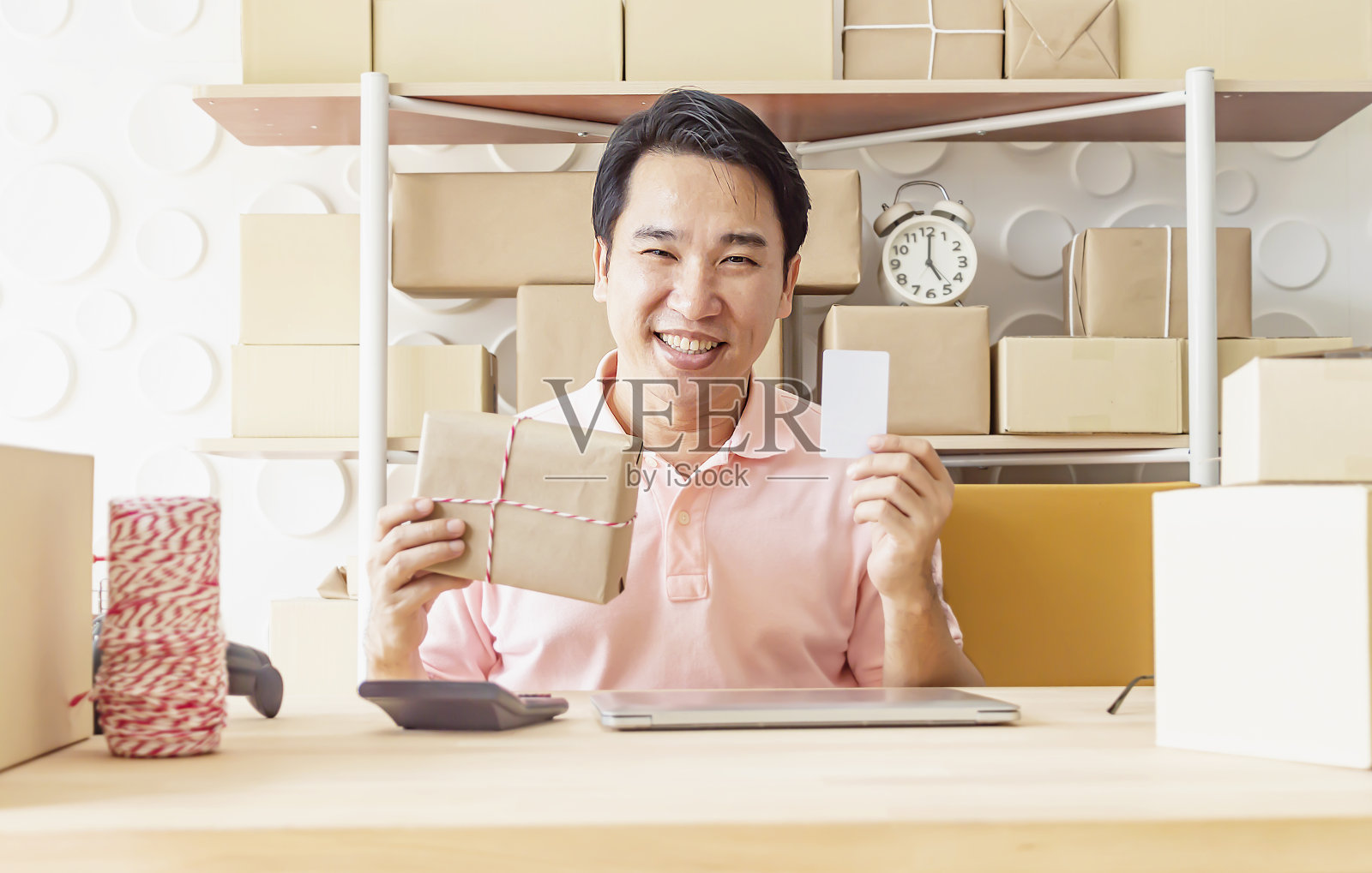 快乐开朗的年轻人在网上购物或网上购物满意的企业家在网上做。照片摄影图片