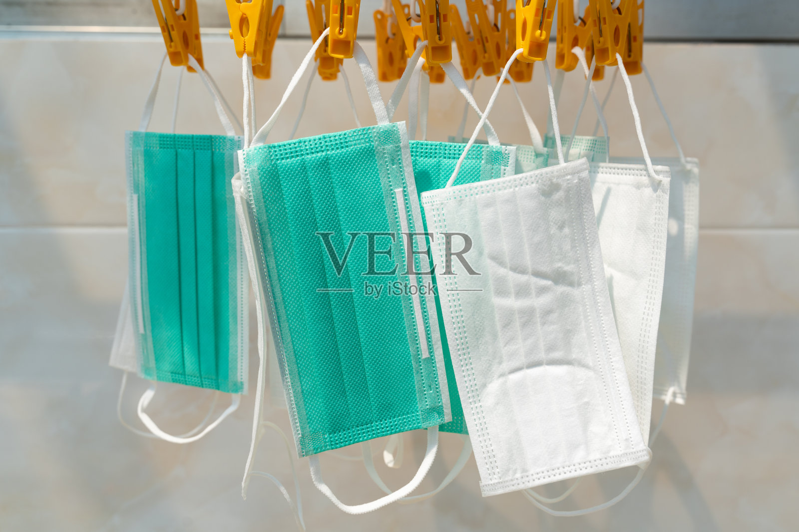 医用口罩挂在衣架上照片摄影图片