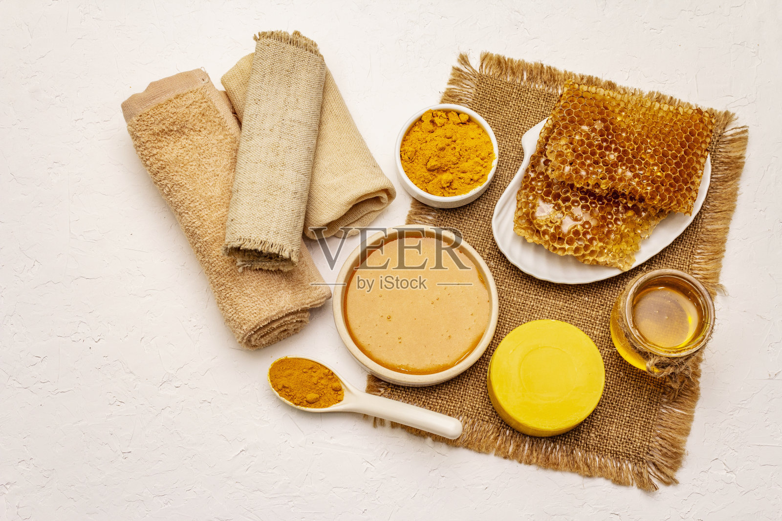 水疗中心的概念。用蜂蜜和姜黄护理自己。天然有机化妆品,自制产品,另类生活方式照片摄影图片