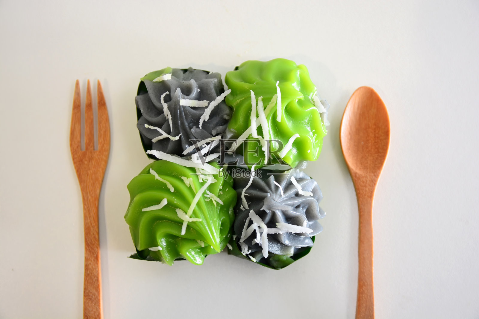 古泰国甜点,泰国甜点,黑椰子甜布丁,绿椰子甜布丁,芭蕉叶照片摄影图片