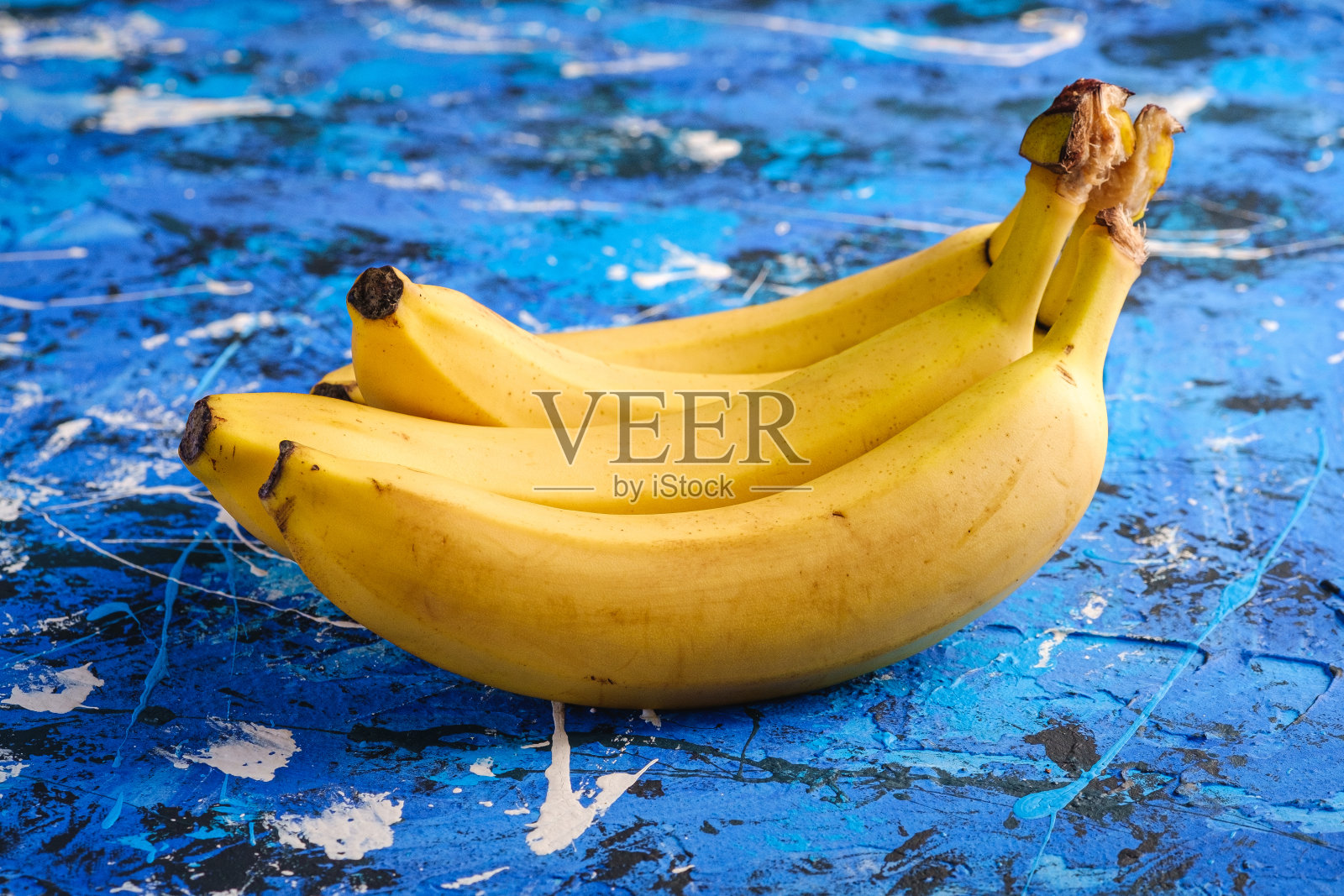香蕉水果在蓝色纹理背景,角度视图照片摄影图片
