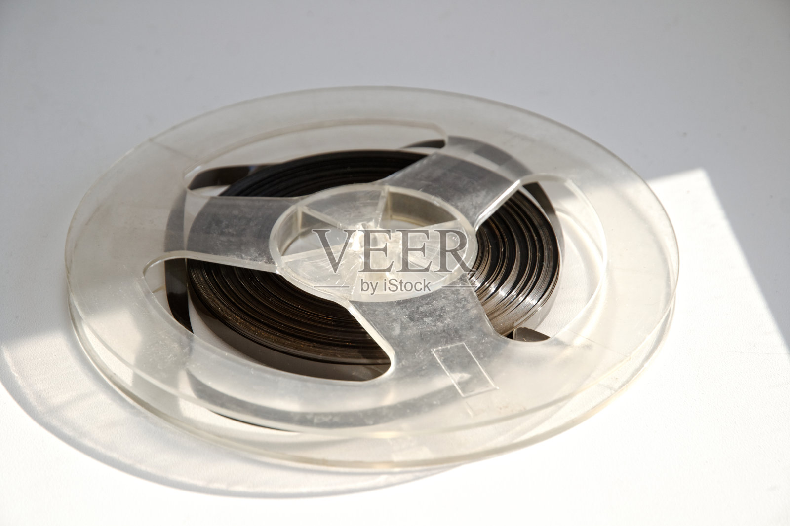 老巴宾和一盘录音机磁带。20世纪中期。照片摄影图片