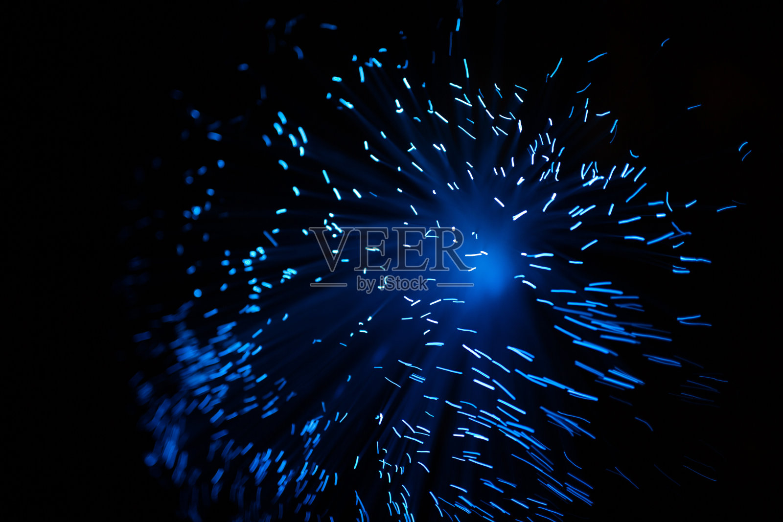 蓝色抽象粒子和线条与散景和模糊在黑暗的背景照片摄影图片