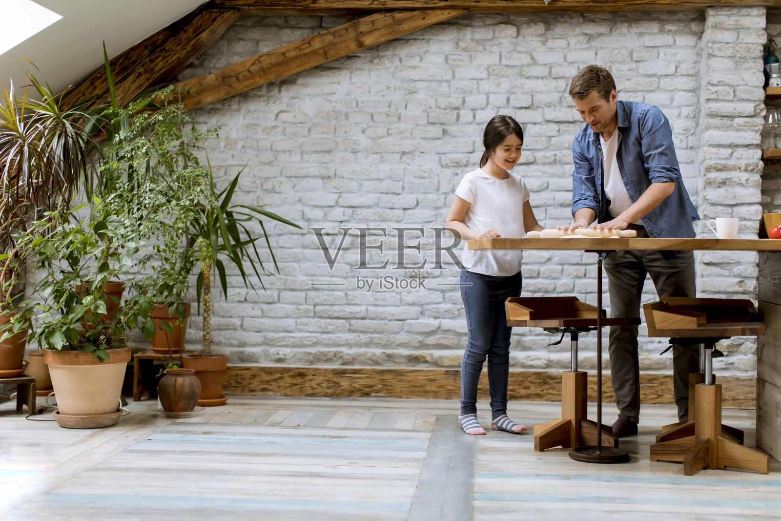 父亲和女儿在厨房做面包照片摄影图片
