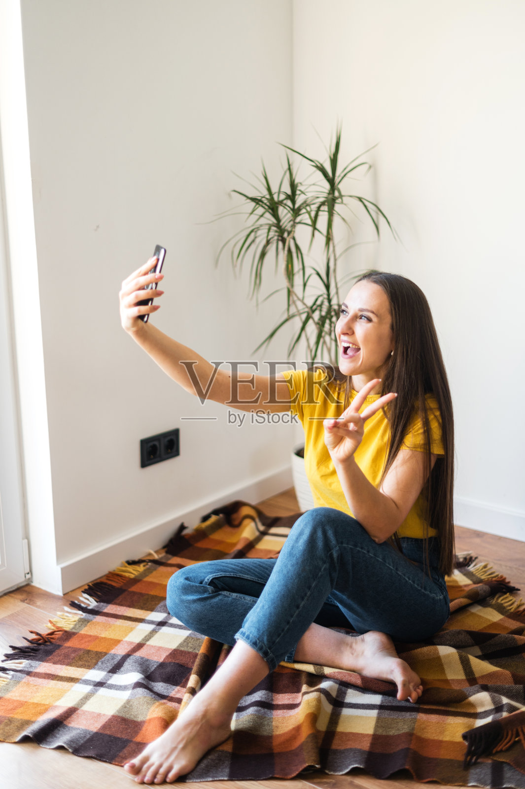 年轻女子通过手机进行视频通讯照片摄影图片
