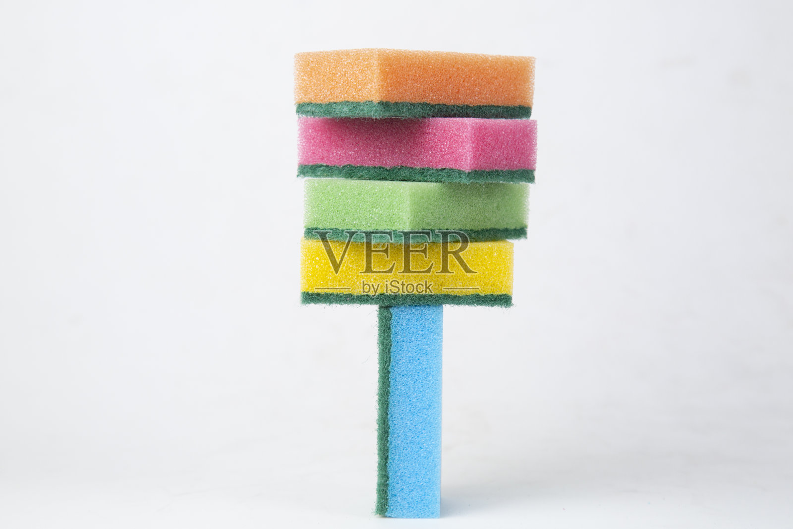 洗盘子用的彩色海绵。照片摄影图片