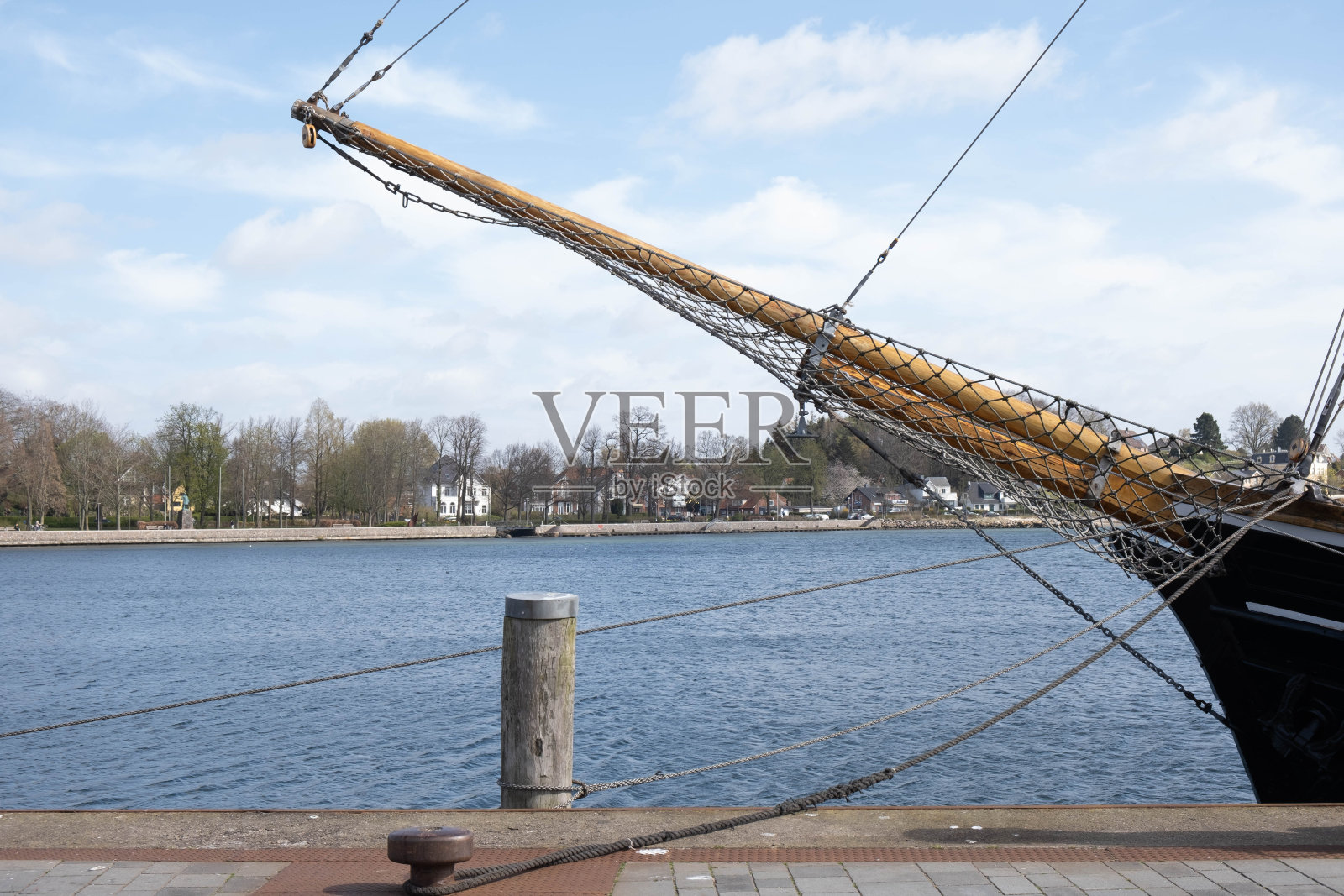 一艘旧木船停靠在一个欧洲城市的港口照片摄影图片