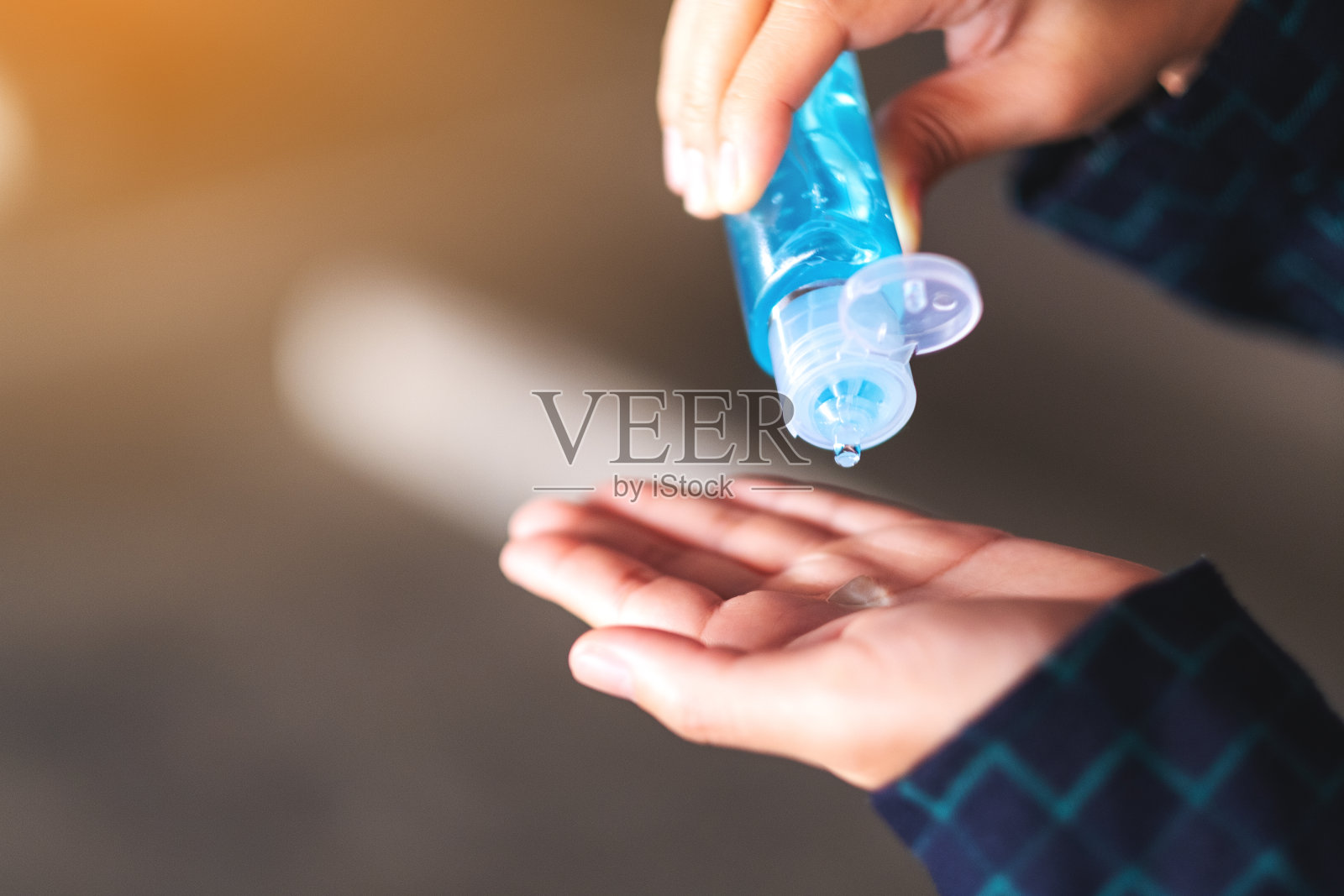 一名女性将酒精凝胶用于清洁双手,用于医疗保健和Covid-19或2020病毒概念照片摄影图片