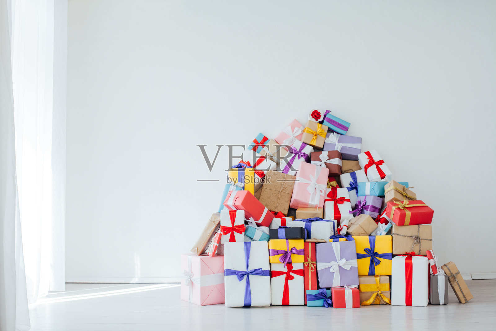很多新年生日或圣诞节的节日礼物照片摄影图片