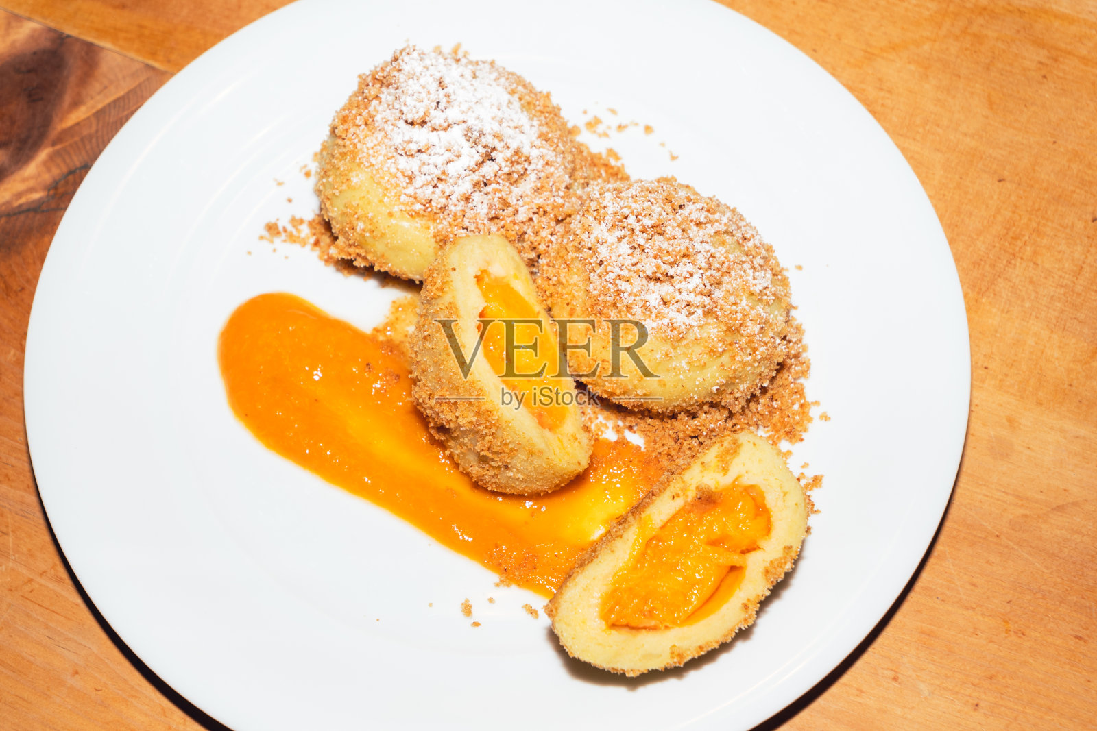 甜奥地利杏子饺子与黄油面包屑照片摄影图片