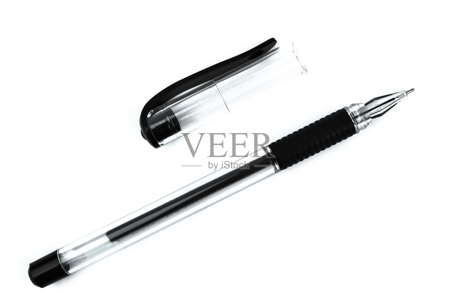 一支黑色的圆珠笔和它的笔帽散布在白色孤立的背景上照片摄影图片