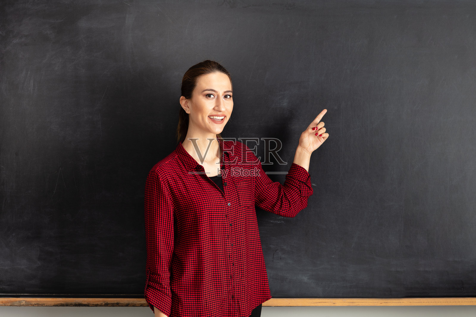 年轻女教师和空黑板照片摄影图片
