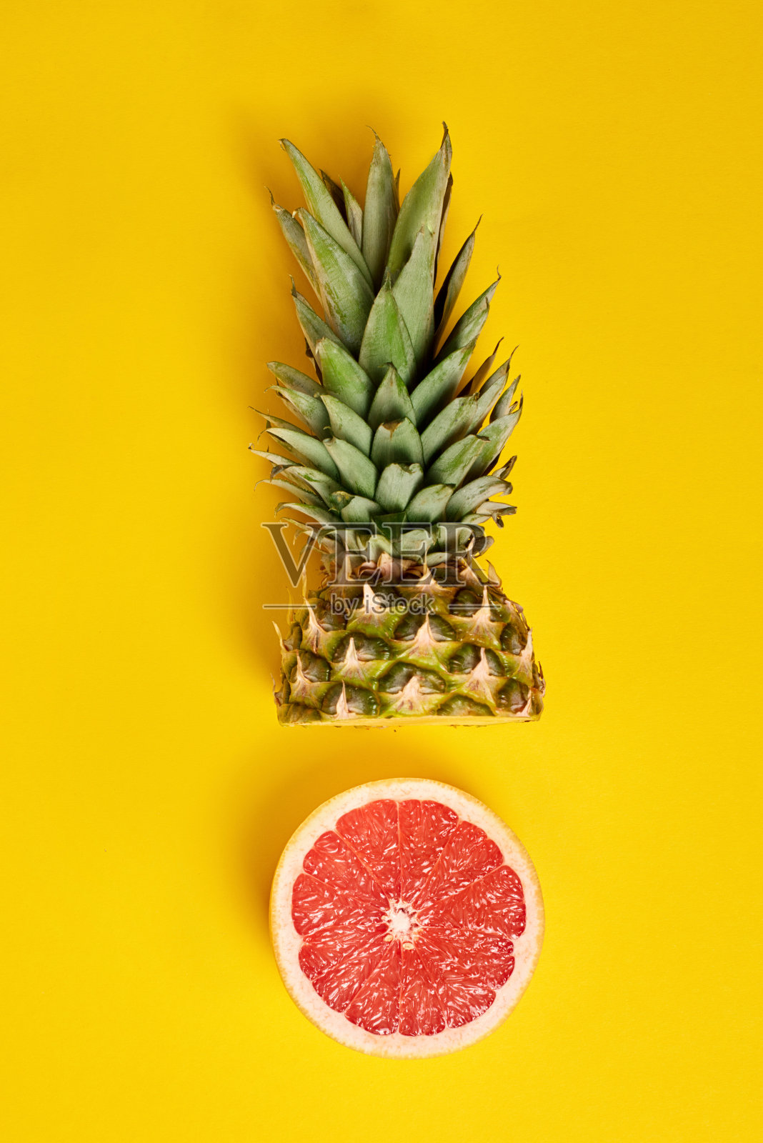 黄色背景与拷贝空间,俯视图概念,创意构图健康新鲜的半菠萝头和圆形葡萄柚。有机,自然,成熟的水果在桌子上。广告布局。照片摄影图片