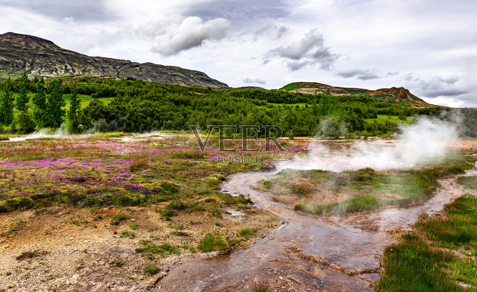 冰岛黄金圈附近的豪卡达卢地热区的温泉照片摄影图片