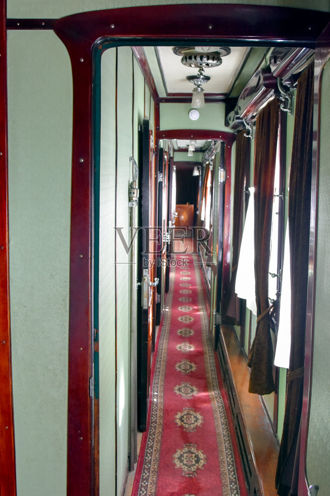 复古火车上豪华政府车厢的复古内饰。20世纪初照片摄影图片