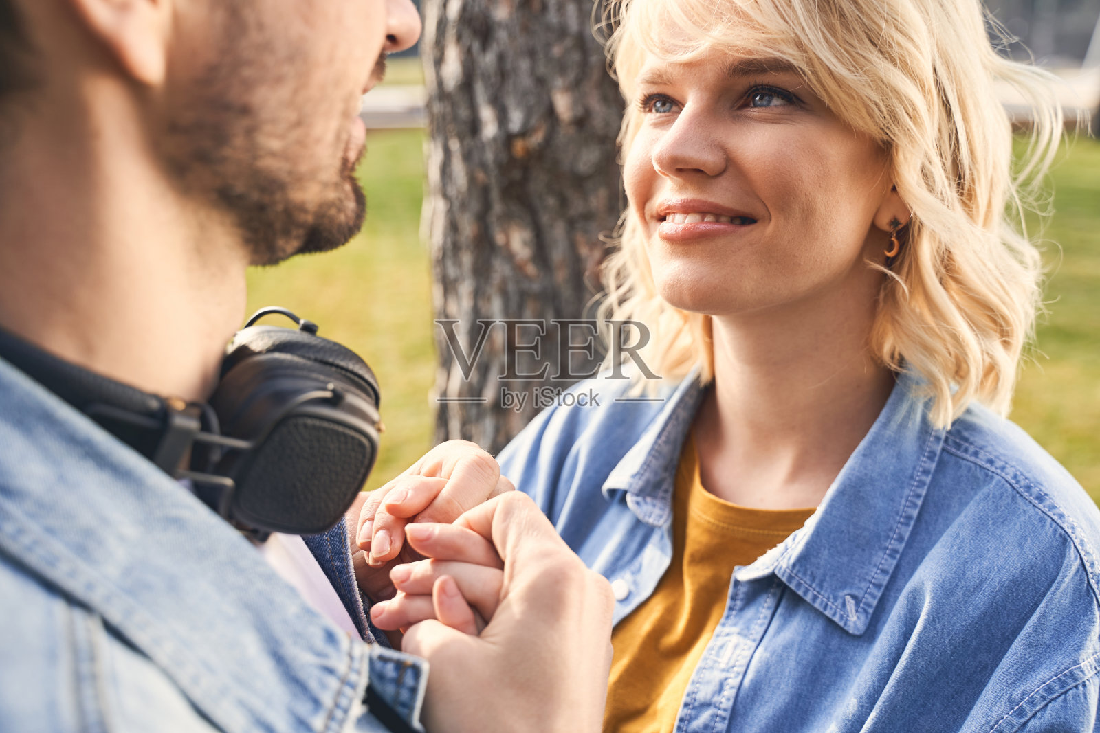 两个人在户外牵着手照片摄影图片