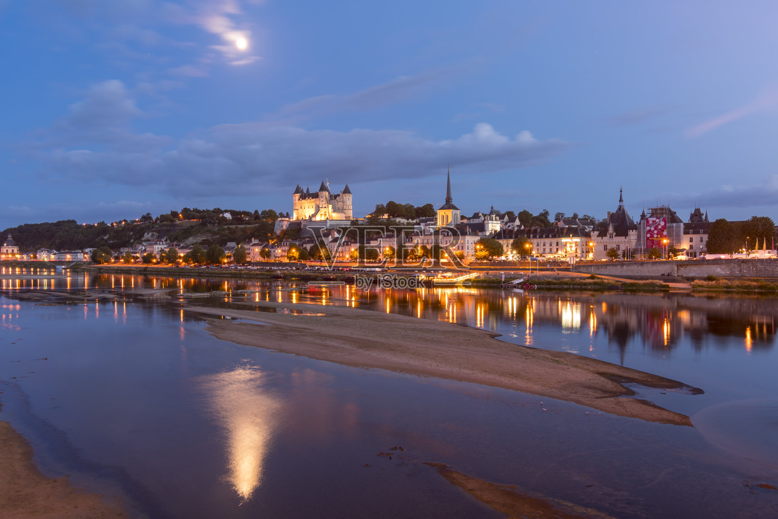 法国(欧洲)卢瓦尔河谷美丽的索米尔城及其城堡照片摄影图片