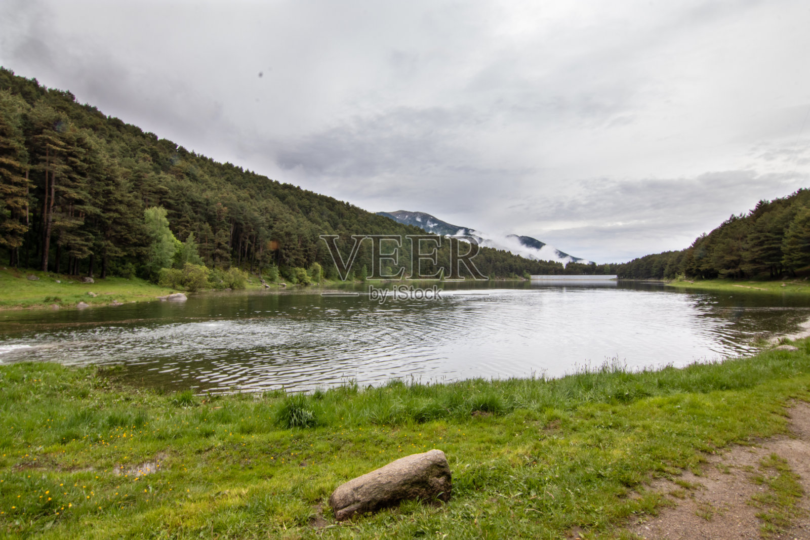安道尔安营普教区的恩格拉斯特湖照片摄影图片