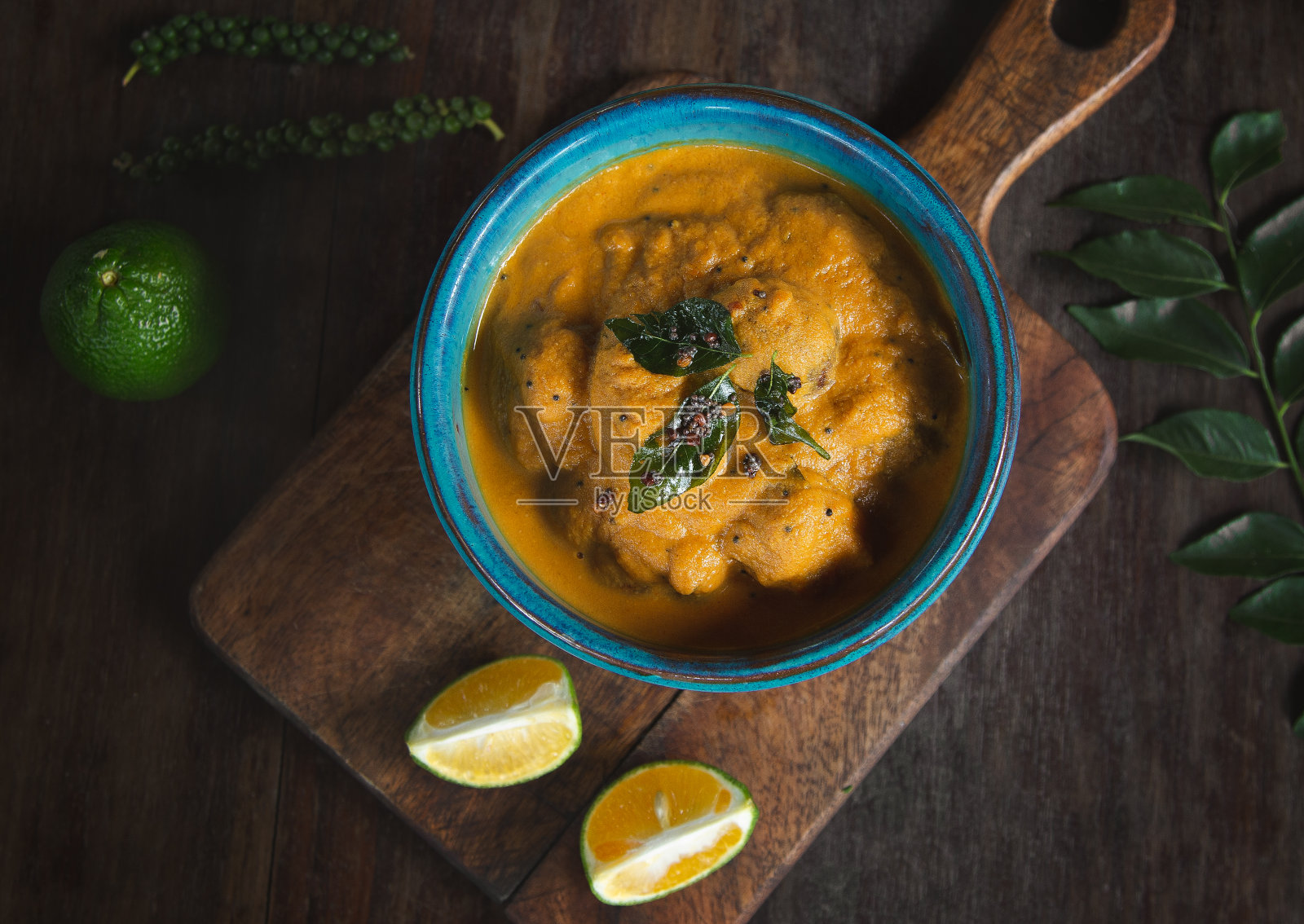 咖喱在碗里,传统的印度食物照片摄影图片