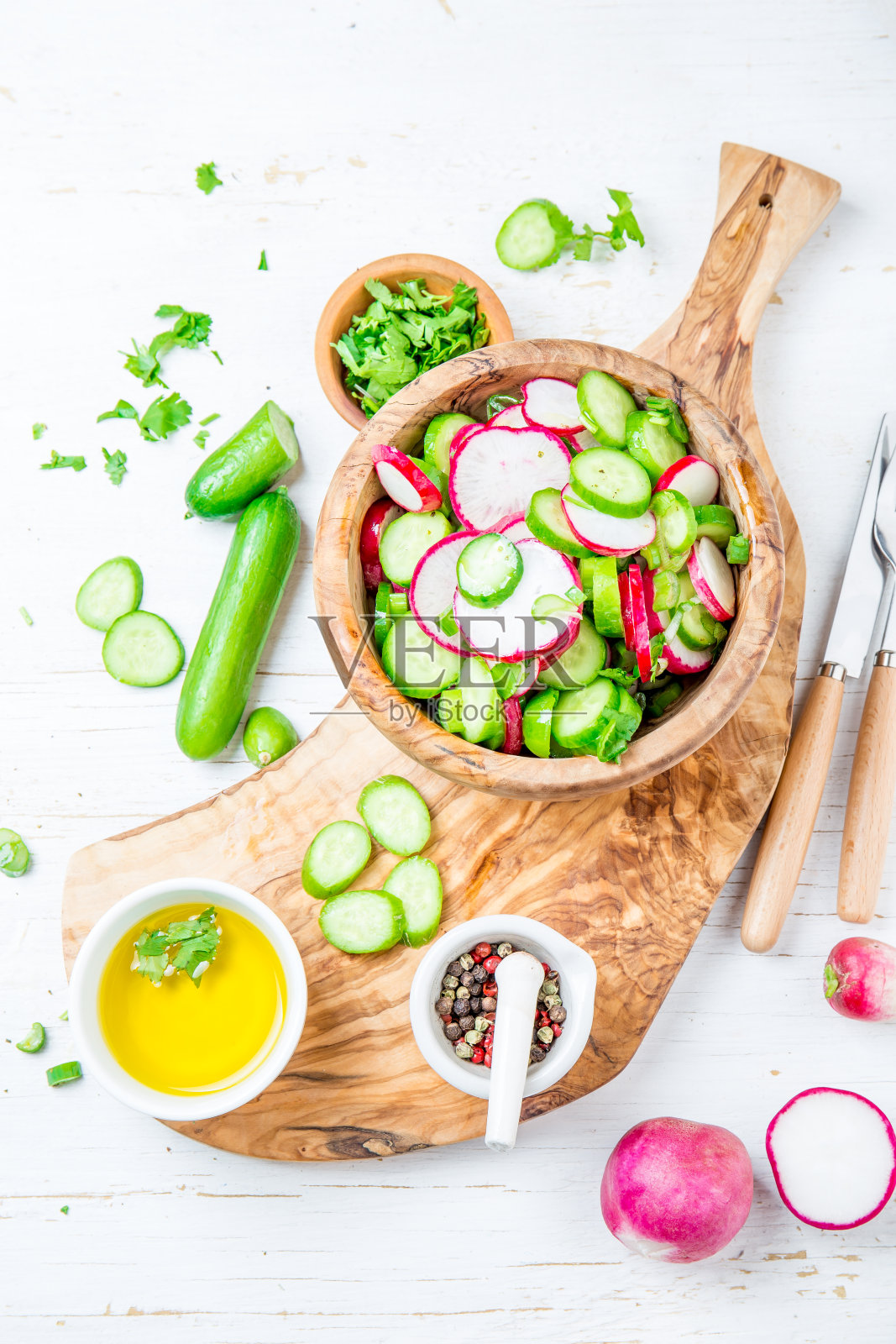 新鲜萝卜黄瓜沙拉,白色背景。俯视图照片摄影图片