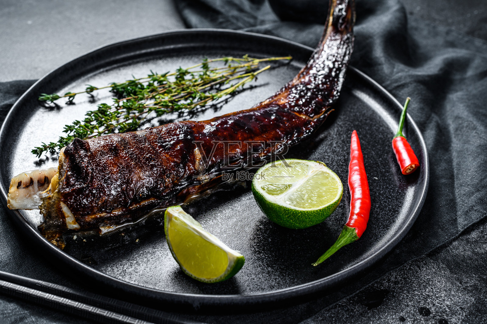 日式烤鳗鱼配照烧酱,鳗鱼。黑色背景。俯视图照片摄影图片