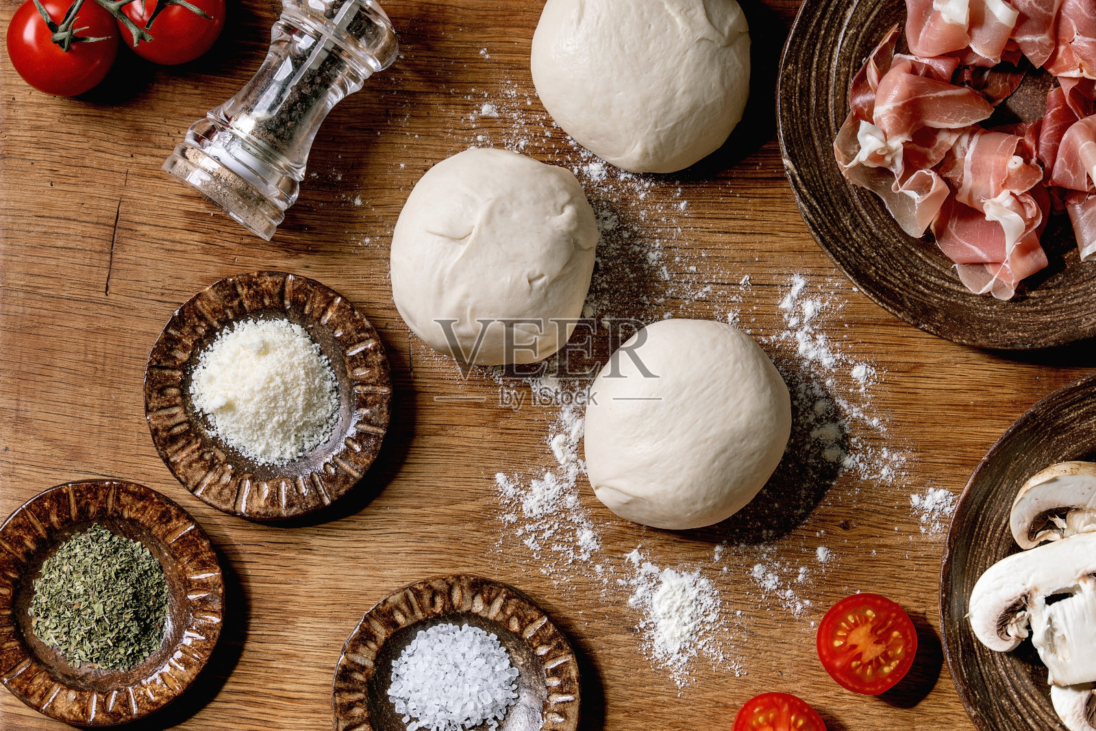 面团吃披萨照片摄影图片