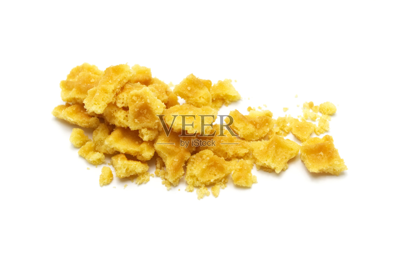 白底上分离出华夫饼脆黄油味饼干屑。照片摄影图片
