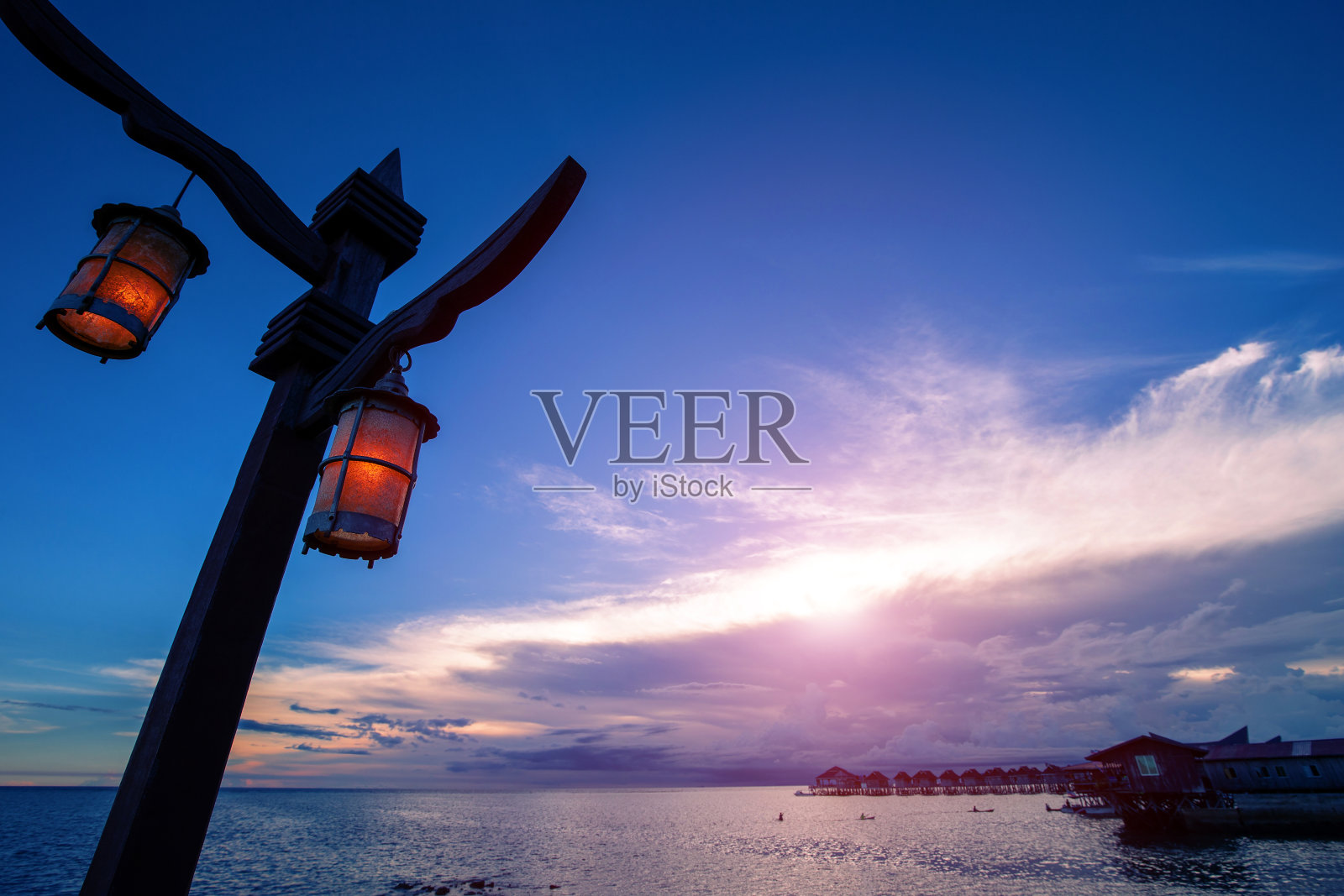 宁静的海滩和船在日出在沙巴州,马来西亚照片摄影图片