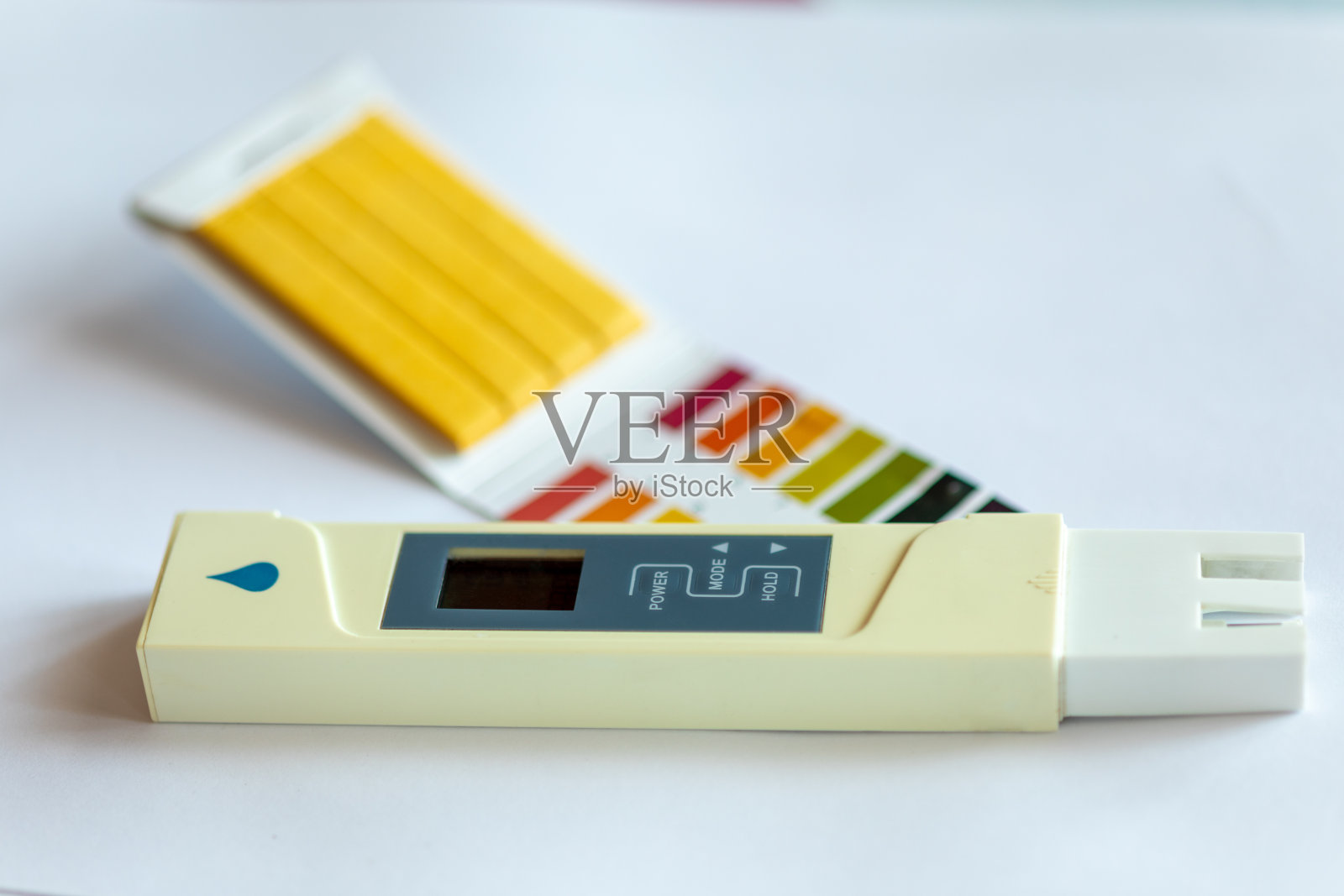 采用色标和数字电导率测试仪进行石蕊试纸pH值测试照片摄影图片