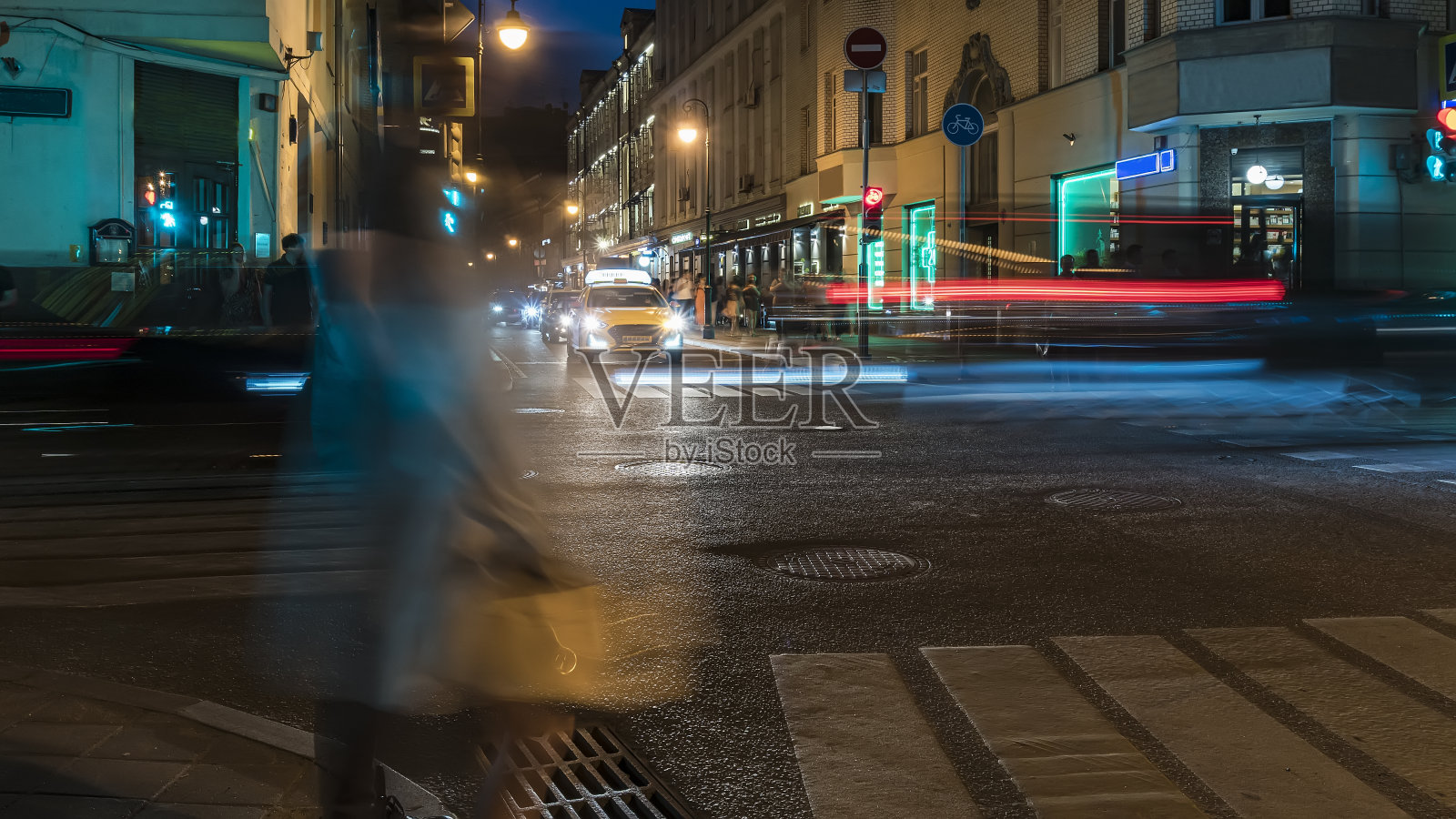 人们在一个夏天的晚上在城市的街道上玩得很开心照片摄影图片