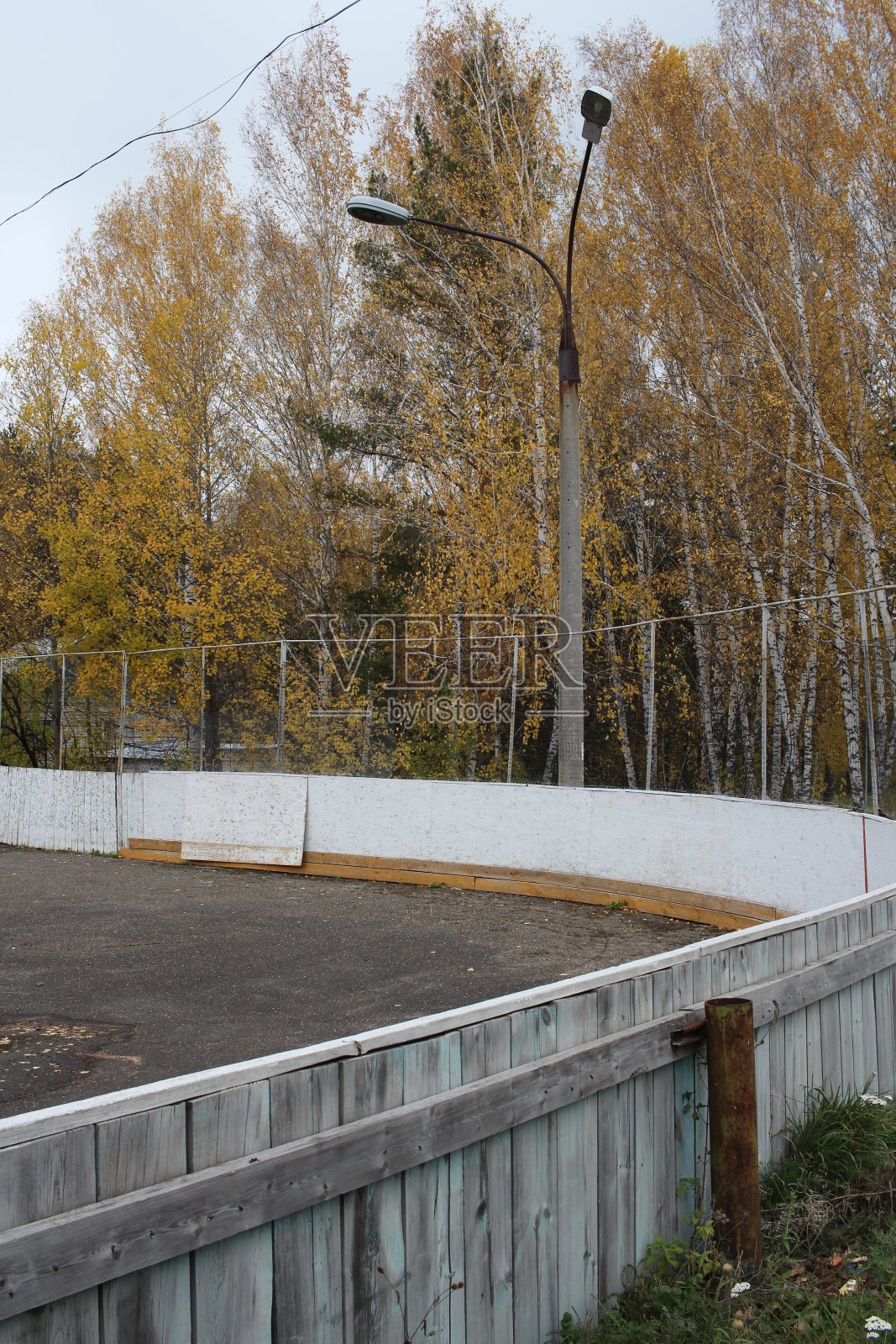 一个废弃的体育场的街道上的木栅栏在秋天照片摄影图片