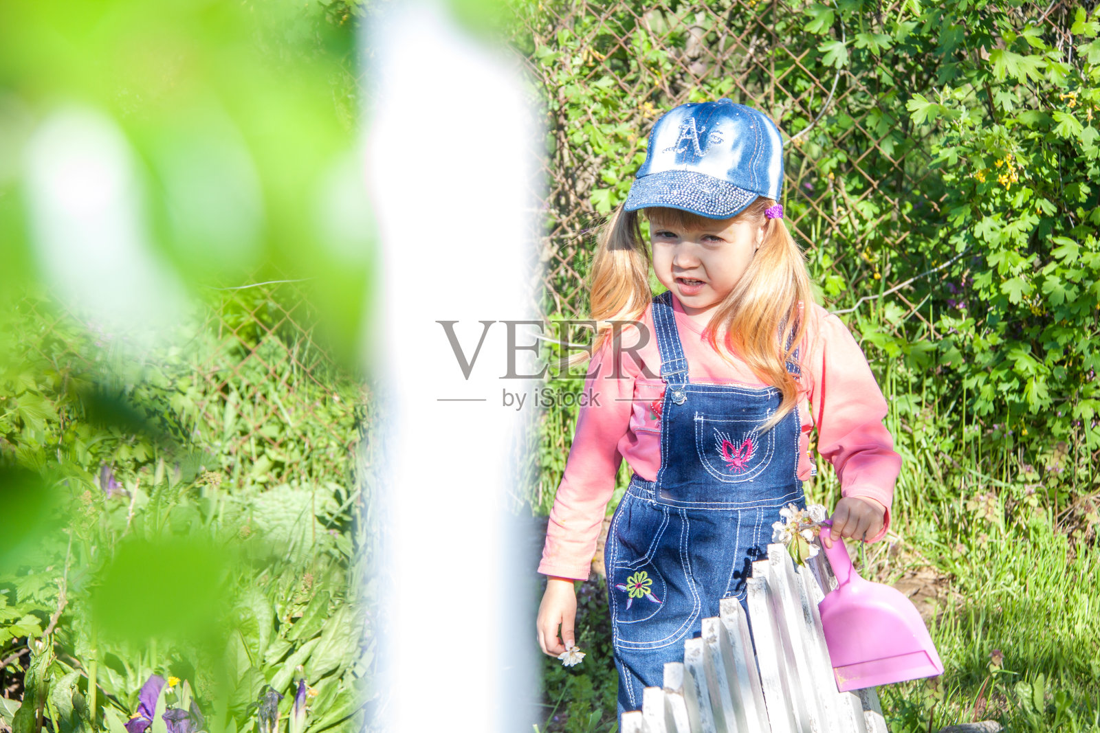 可爱的小女孩在森林里拿着花照片摄影图片