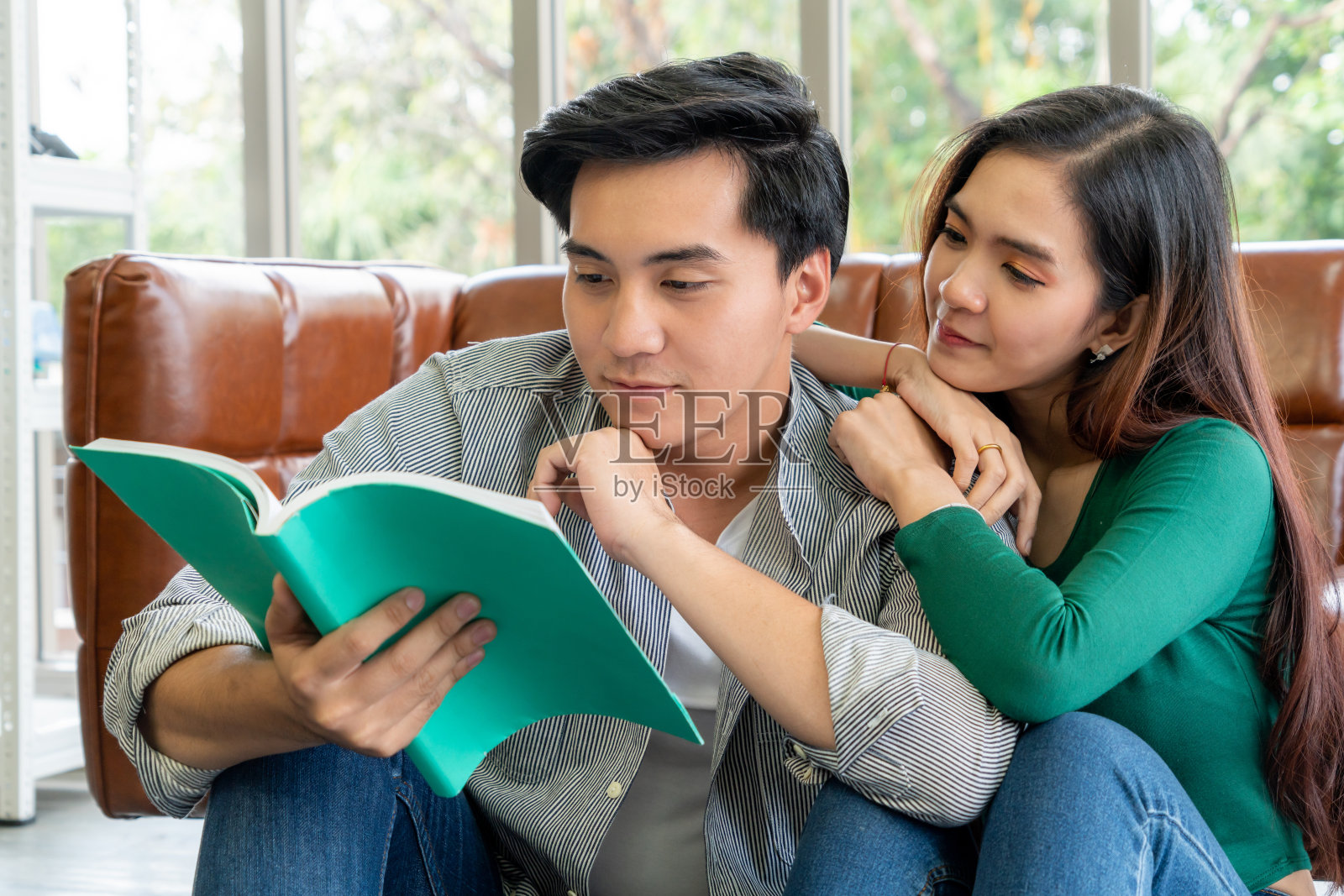 年轻幸福的亚洲夫妇有很好的时间,而呆在家里照片摄影图片