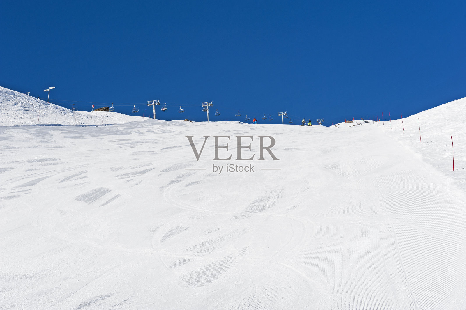 在高山滑雪胜地观看滑雪道照片摄影图片