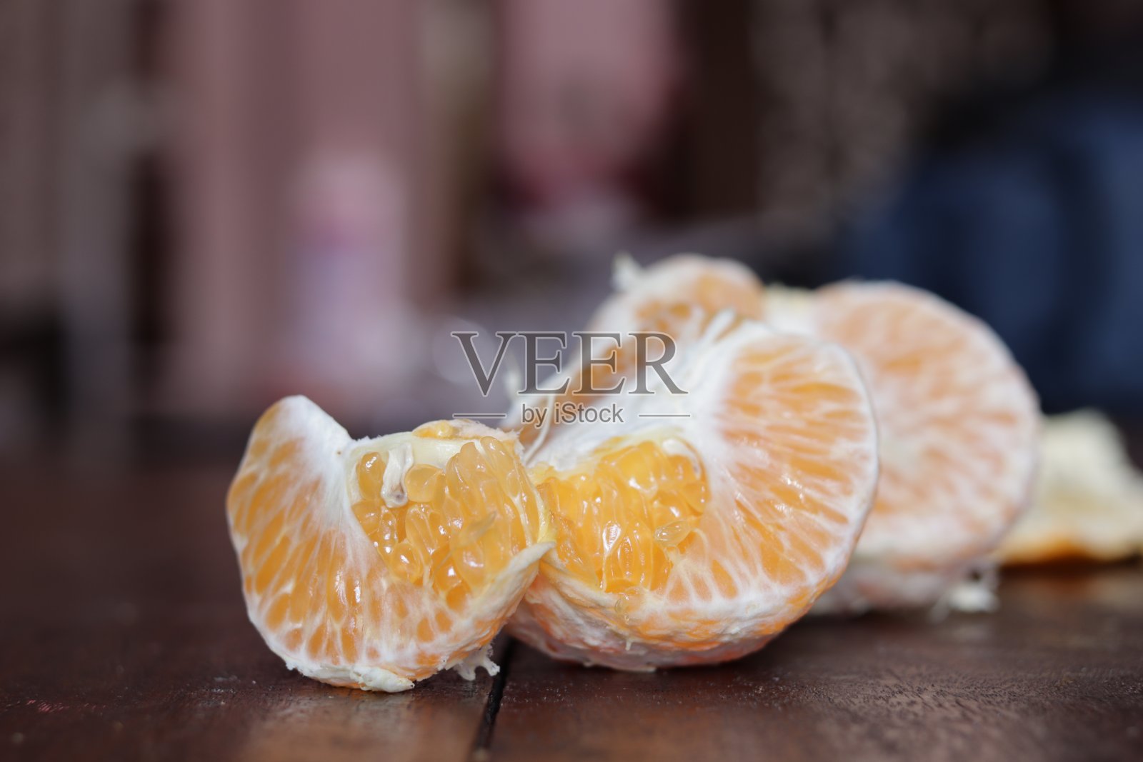 在木材背景下分离的新鲜橙子果实照片摄影图片