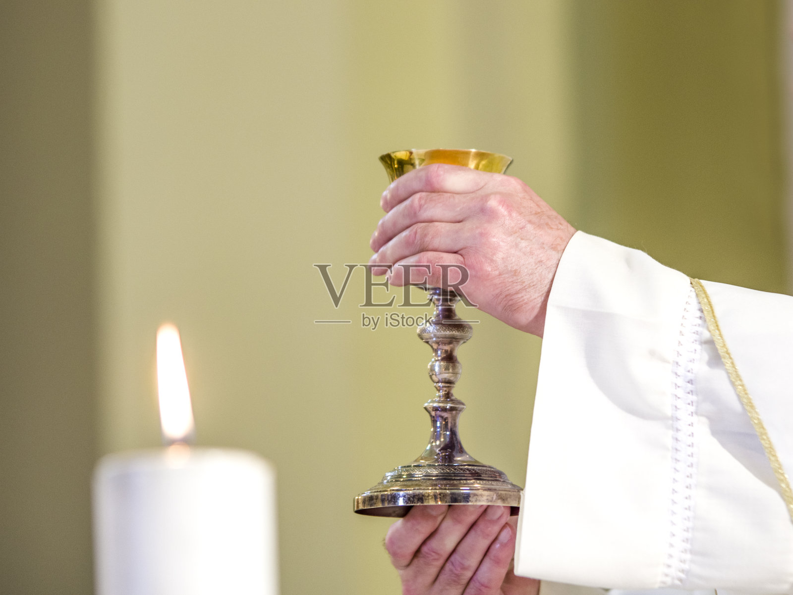配酒的圣杯,基督的血,为信徒的圣餐准备的照片摄影图片