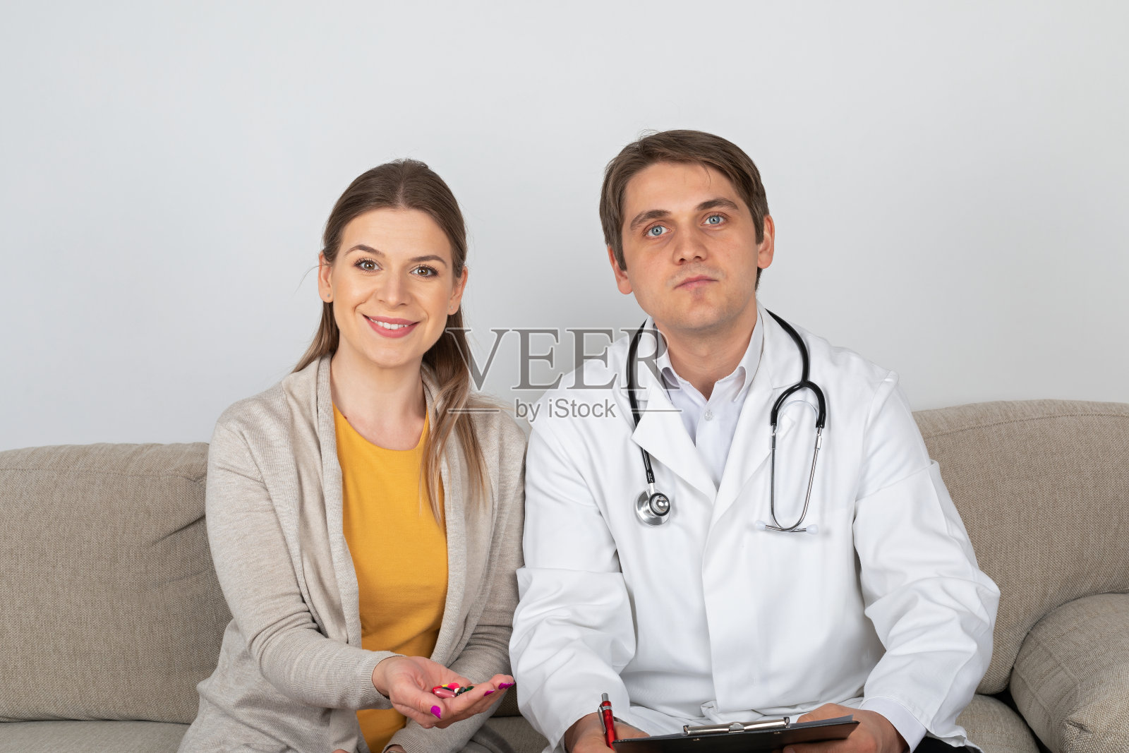 医生在家咨询女病人照片摄影图片