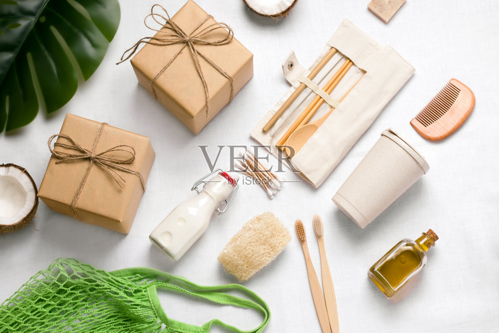 为家里布置环保的节日礼物。白色背景照片摄影图片