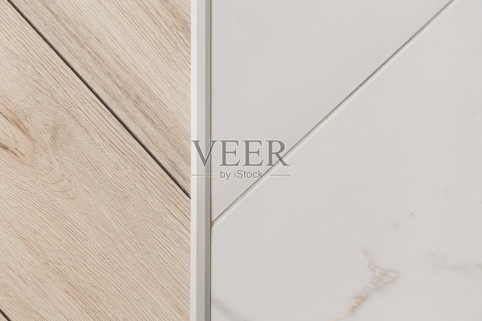 层压板和瓷砖地板接缝。地板连接器。装饰条或窗台照片摄影图片