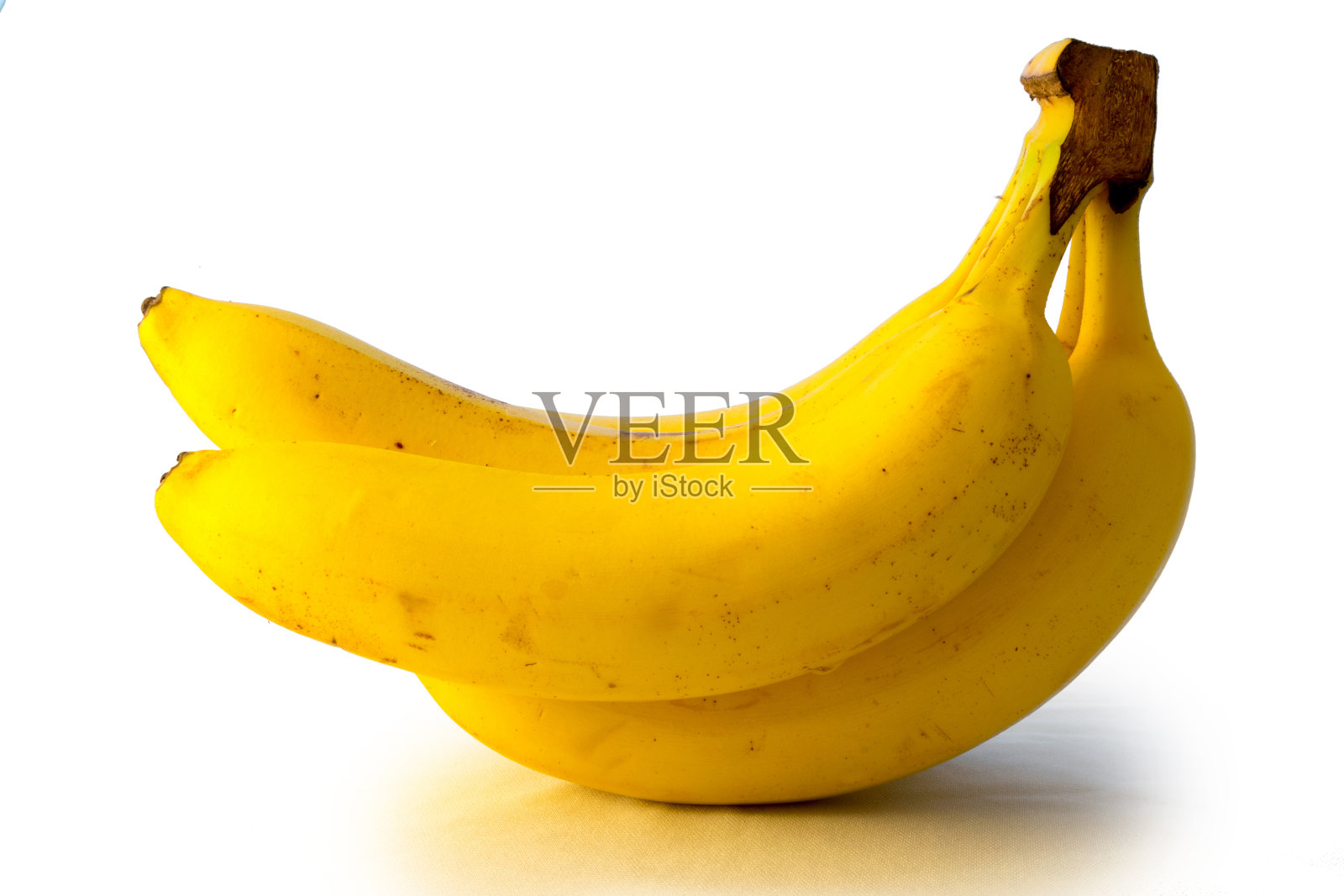 在白色上孤立的香蕉簇照片摄影图片