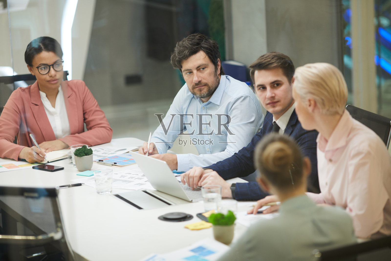 人们坐在办公室开会照片摄影图片