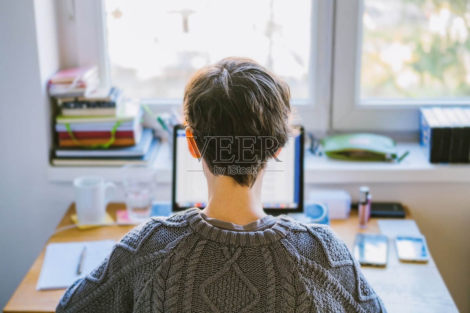 在家庭办公室伏案工作的女性照片摄影图片