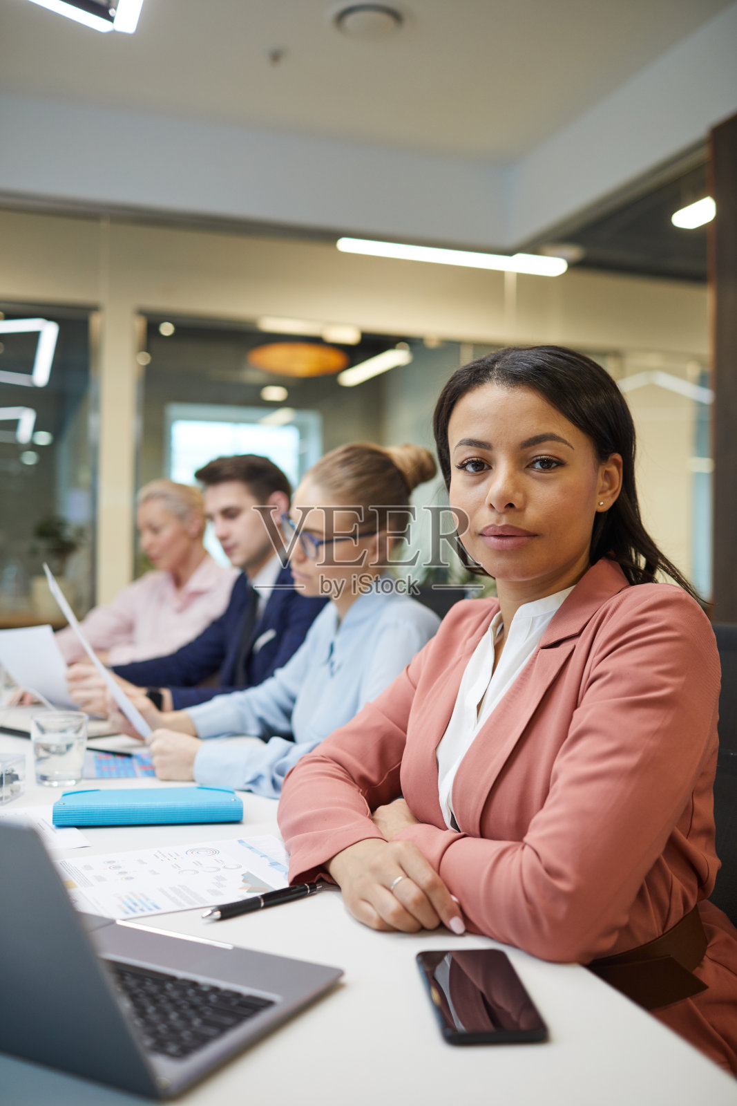 女领导人坐在会议上照片摄影图片